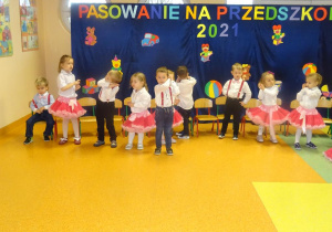 Grupa dzieci śpiewa piosenkę. Ilustruje ruchem jej treść.